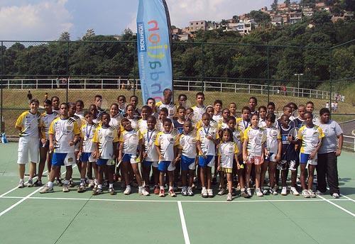 Jovens que vivem em situação de vulnerabilidade social na favela da Chacrinha, em Jacarepaguá (RJ), enxergam novas perspectivas para o futuro graças ao Projeto Miratus de Badminton / Foto: Projeto Miratus / Divulgação
